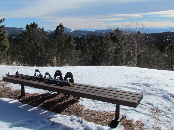 Mit Schneeschuhen unterwegs im Mueller State Park, mit Aussicht auf die westlichen Rocky Mountains.