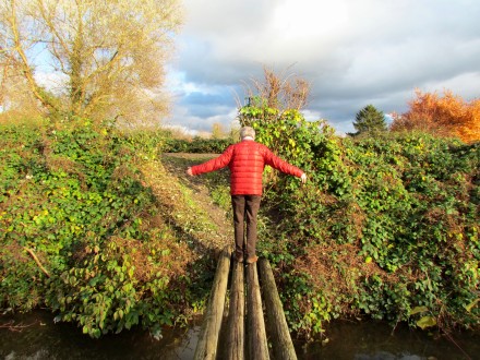 Mein Vater balanciert über eine Brücke